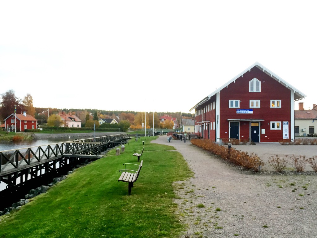 Fint läge vid Göta kanal, med café och servicehus i samma byggnad.