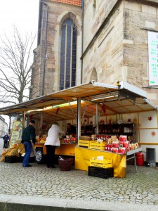 Marmelad-och lemonadförsäljning vid kyrkan.