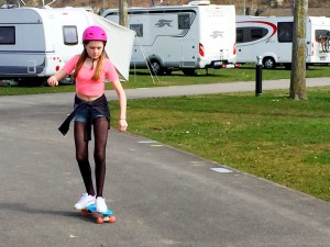 Klara tog en tur på pennyboarden.