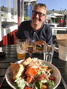 Hamnburgare till Jörgen och Lax-Caesarsallad till mig. 